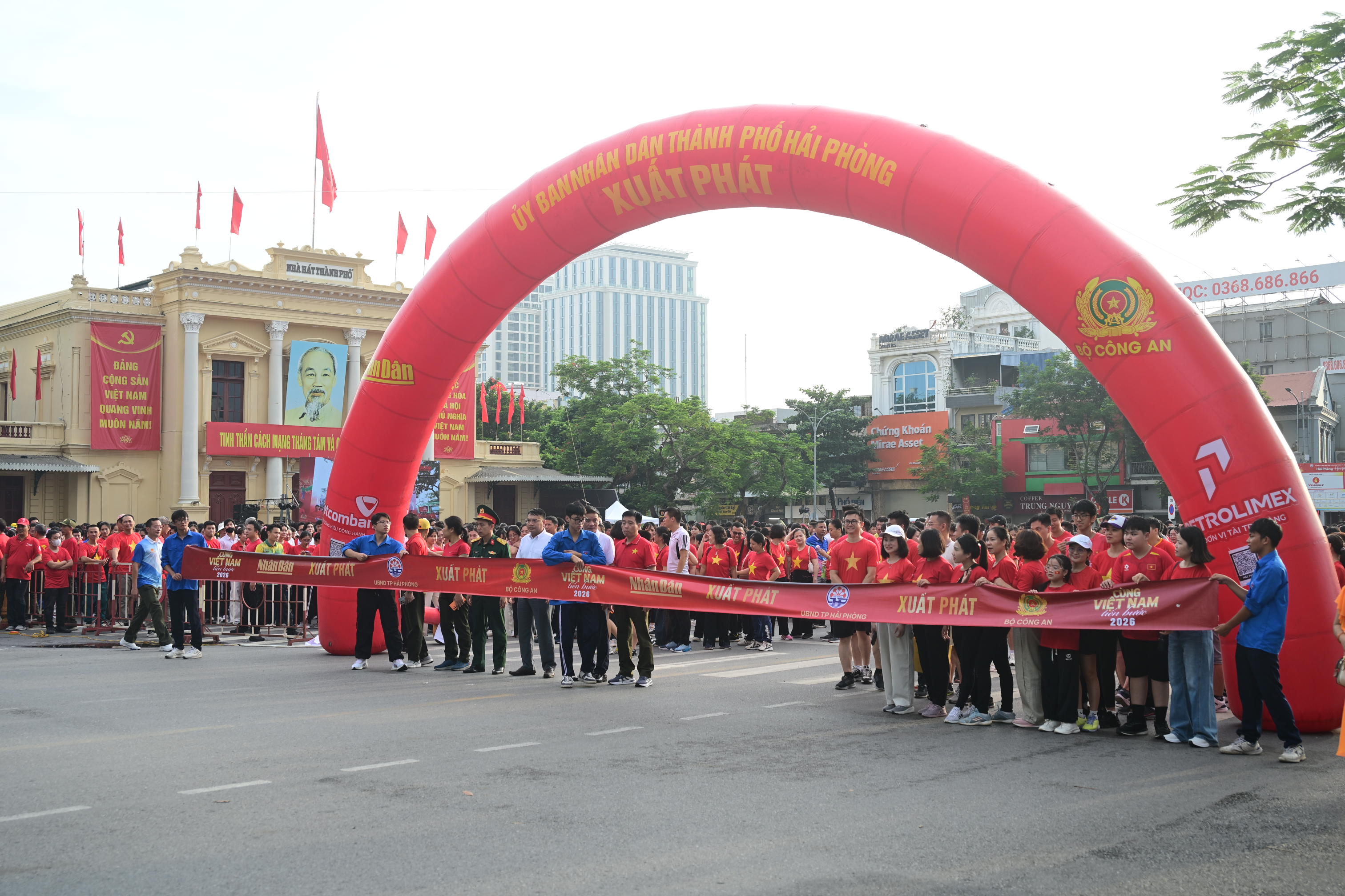 CBCS Công an thành phố đồng loạt tham gia Hoạt động đi bộ toàn quốc “Cùng Việt Nam tiến bước” năm 2026